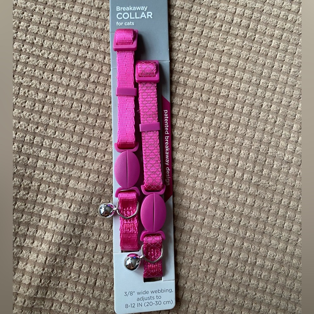 Breakaway collar for cat
